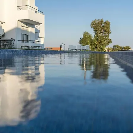 Welcoming Holiday In With Shared Swimming Pool בית נופש *