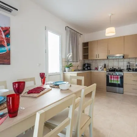 בית נופש Welcoming Holiday In With Shared Swimming Pool