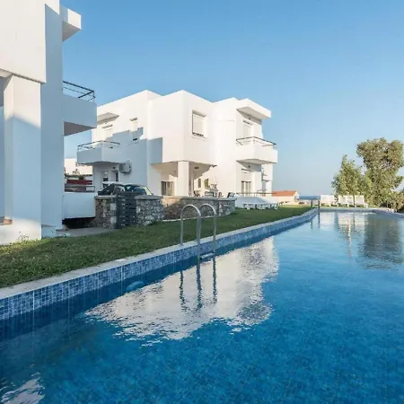 Welcoming Holiday In With Shared Swimming Pool Holiday home