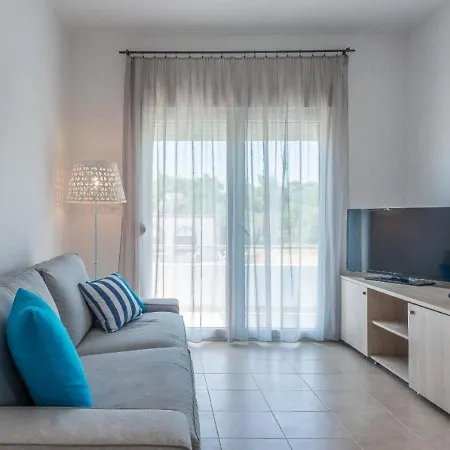 Welcoming Holiday In With Shared Swimming Pool Holiday home *